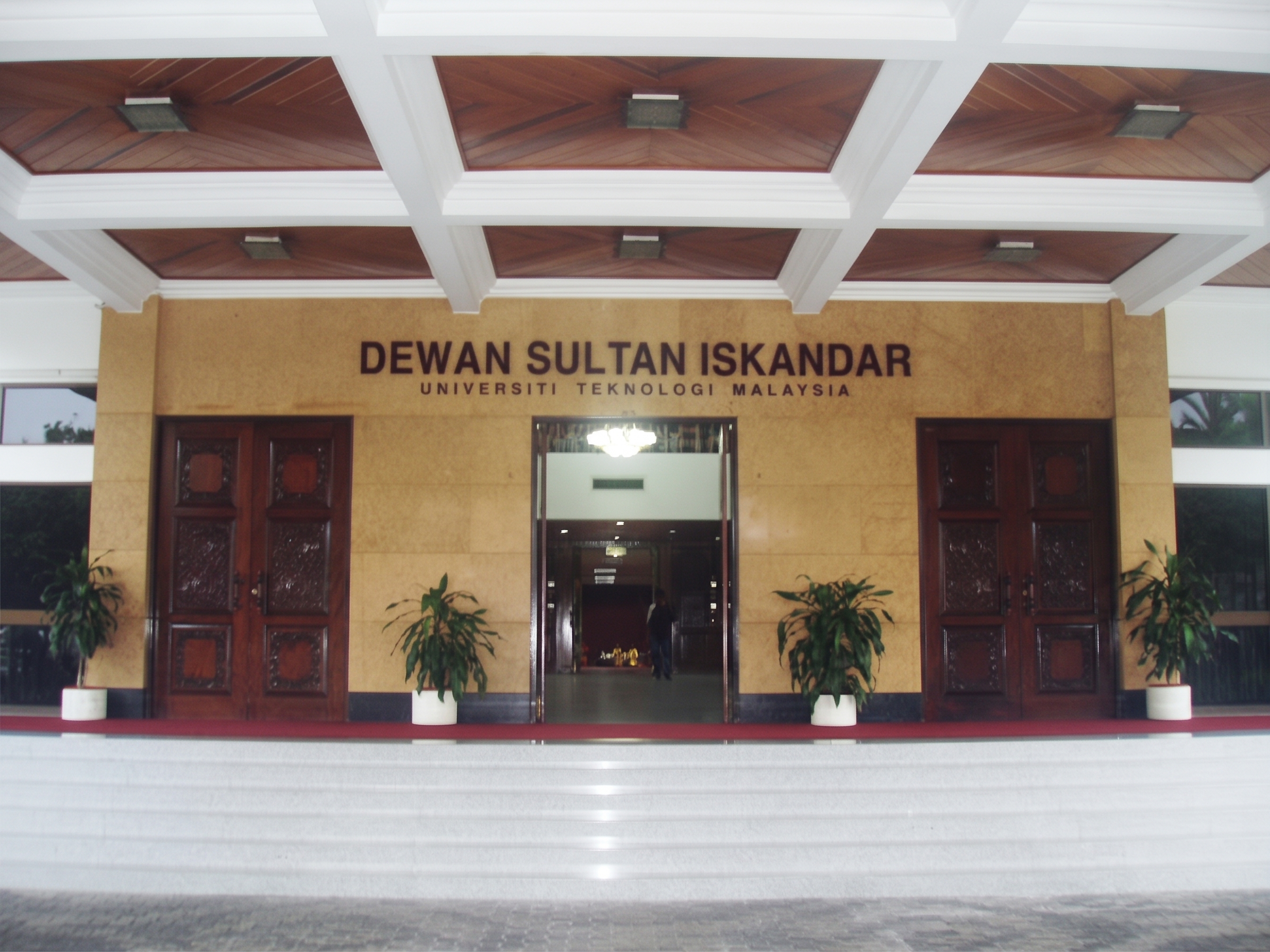 Pintu Utama Dewan Sultan Iskandar