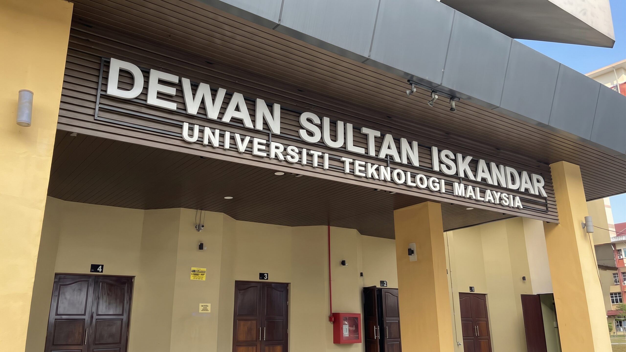 Pintu Dataran Agora Dewan Sultan Iskandar