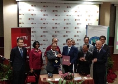 Exchange of the Signed Collaborative Research Agreement between Prof. Dr. Wahid Omar, Vice-Chancellor of UTM and Prof. Dr. Noriyoshi Teramoto, Vice-President of Saga University