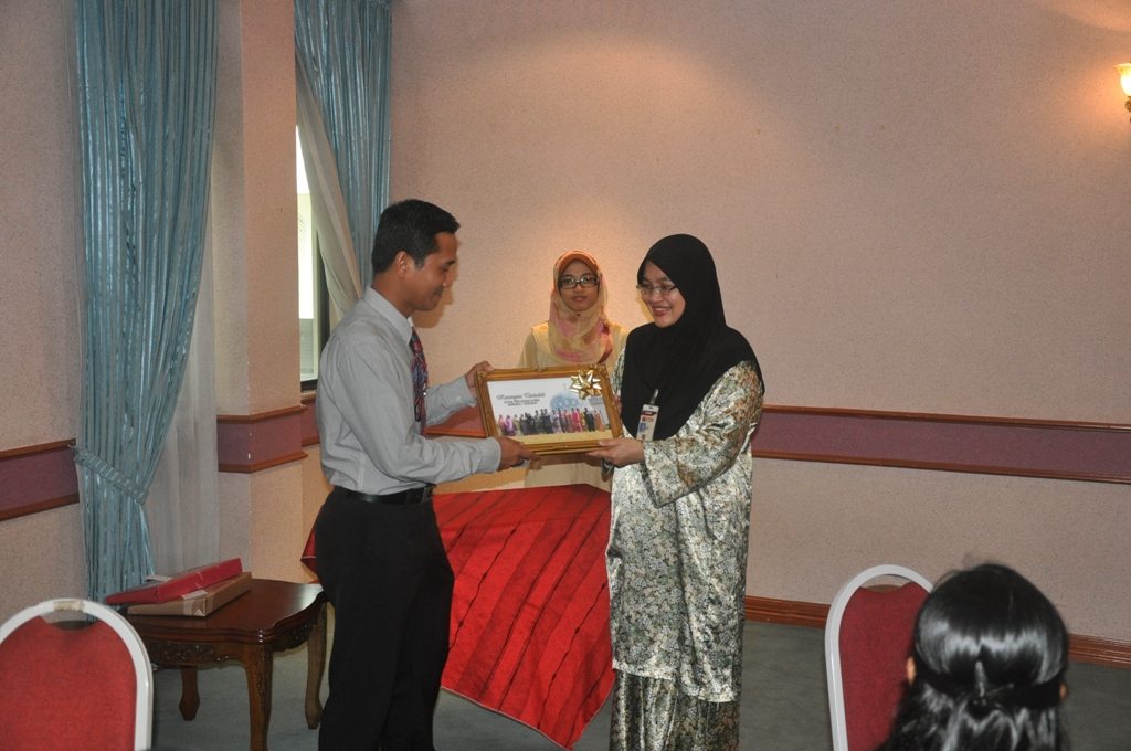 Farewell-Prof. Ir. Mohd Azraai, Encik Masnawi & Puan Azsfalaila