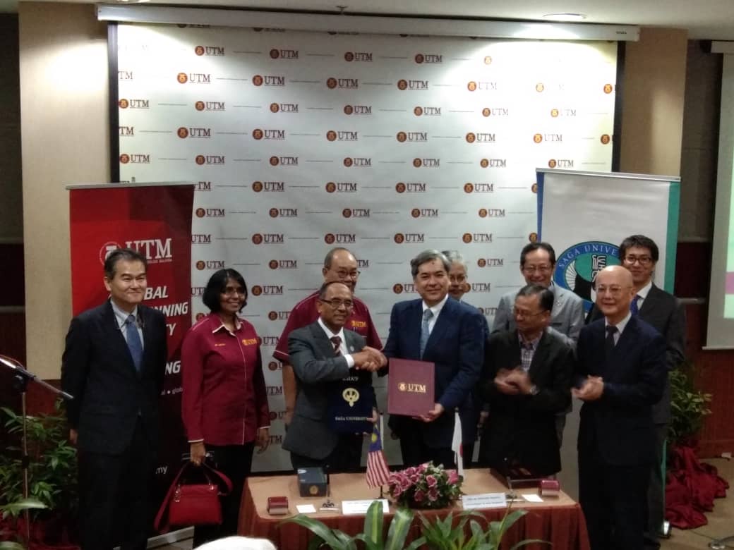 Exchange of the Signed Collaborative Research Agreement between Prof. Dr. Wahid Omar, Vice-Chancellor of UTM and Prof. Dr. Noriyoshi Teramoto, Vice-President of Saga University